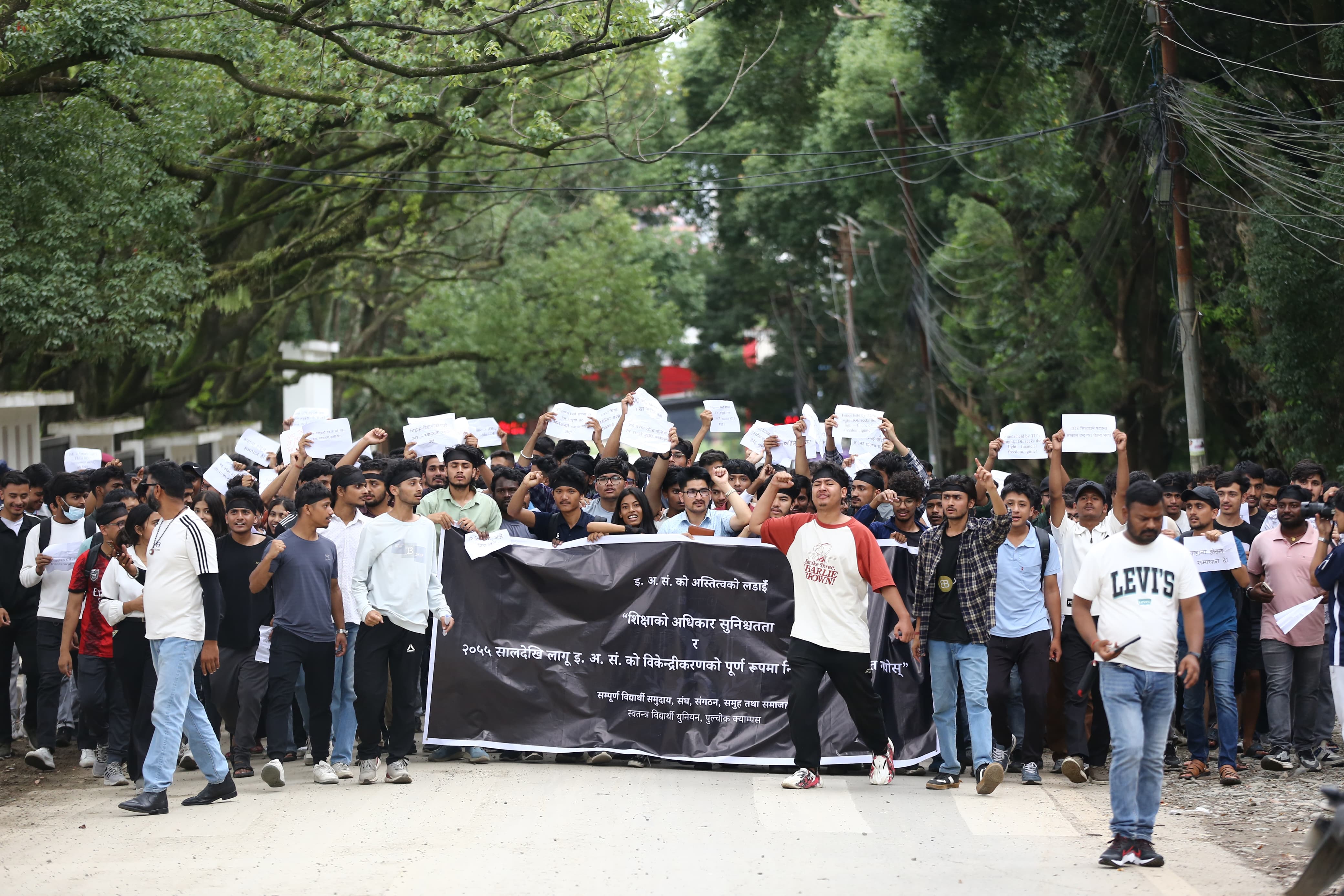 विकेन्द्रीकरण माग गर्दै शिक्षक र विद्यार्थीले पारे‍ शैक्षिक गतिविधि ठप्प