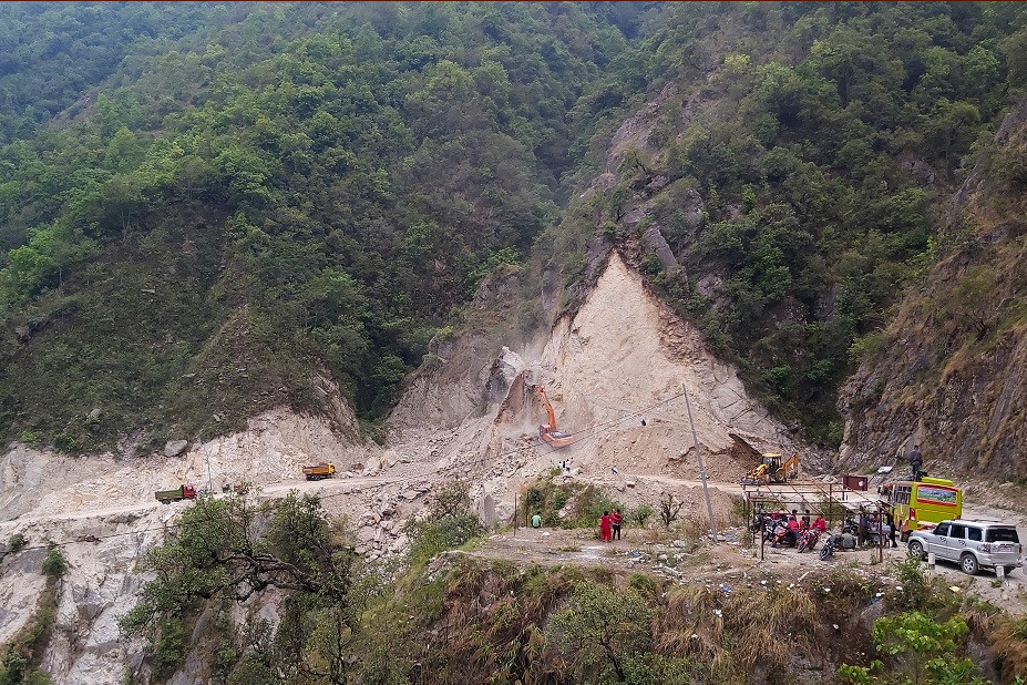 पानी पर्नासाथ किन एकैसाथ अवरुद्ध हुन्छन् राजमार्ग?