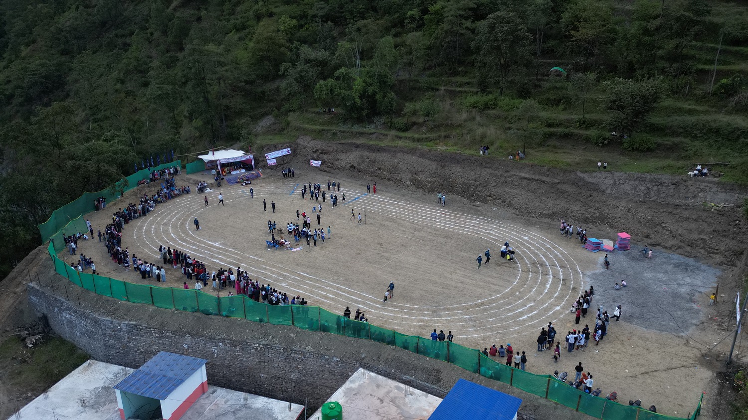 लाम्पाटामा पाखो सम्याएर खेलमैदान निर्माण