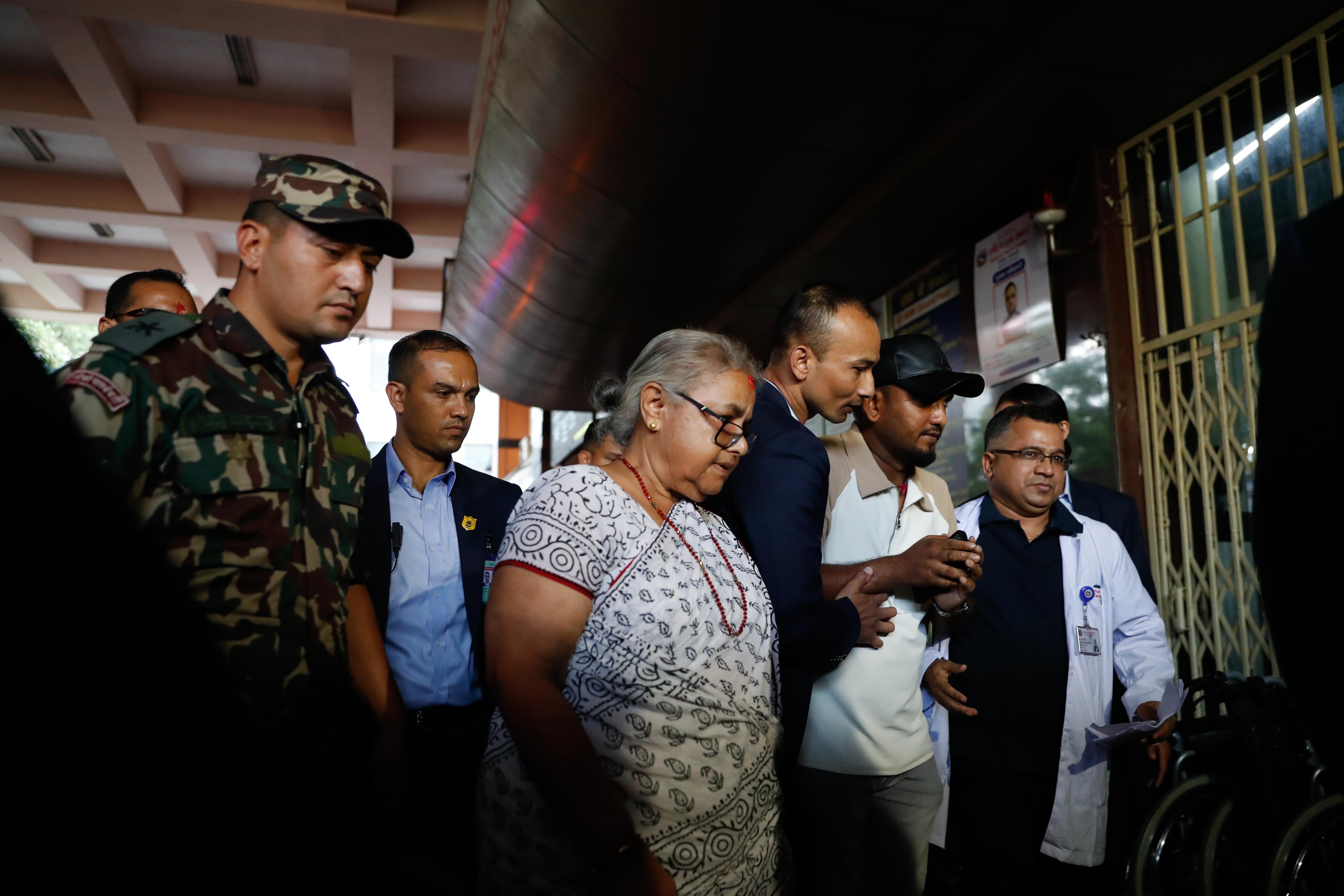 जेनजी आन्दोलनका घाइते भेट्न ट्रमा सेन्टरमा पुगिन् प्रधानमन्त्री कार्की (तस्वीरहरू)