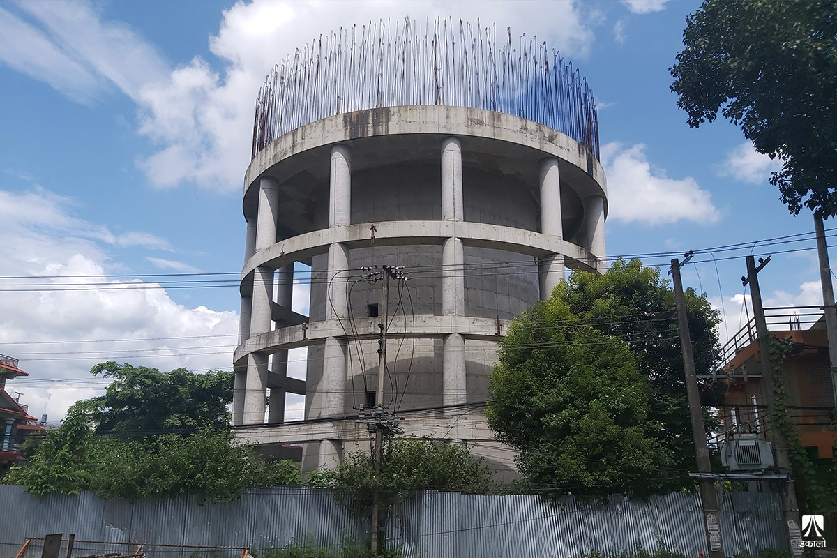  पोखरा–१५ कोलपाटनमा निर्माण हुँदै गरेको २००० घनमिटर क्षमताको ३१.८ मिटर उचाइको ओभरहेड ट्यांकी २० मिटरमै रोकिएको छ