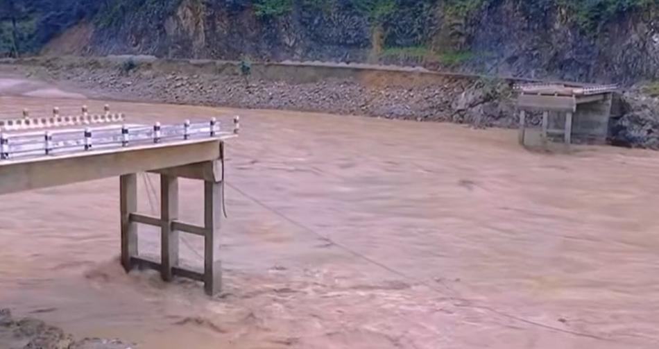 फोक्सिङटारस्थित सुनकोशी नदीमाथि अस्थायी बेलिब्रिज जडान थालियो