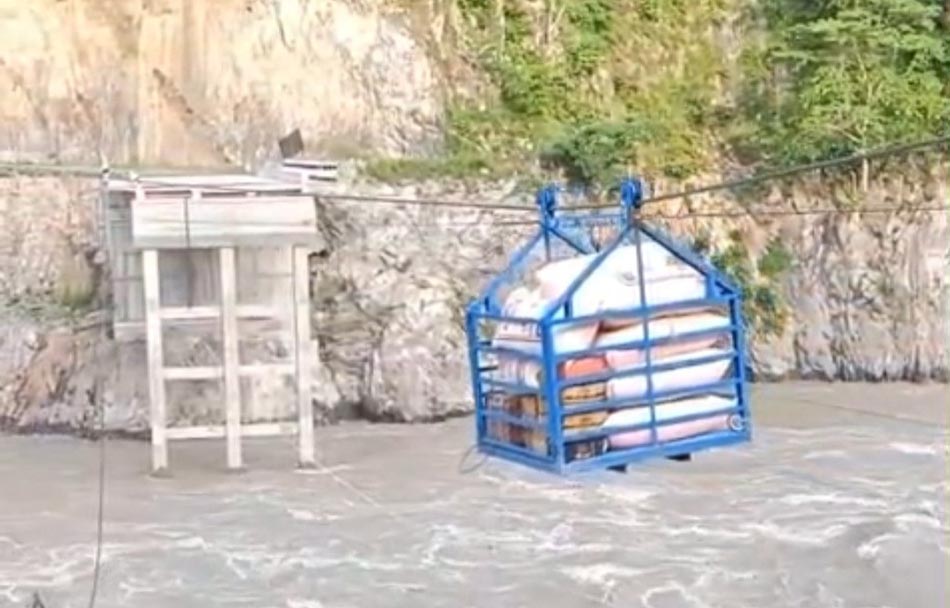 बाढीले पुल बगाएपछि खोटाङको फोक्सिङटारमा सामान ओसार्न ‘घिर्नी’को सहारा