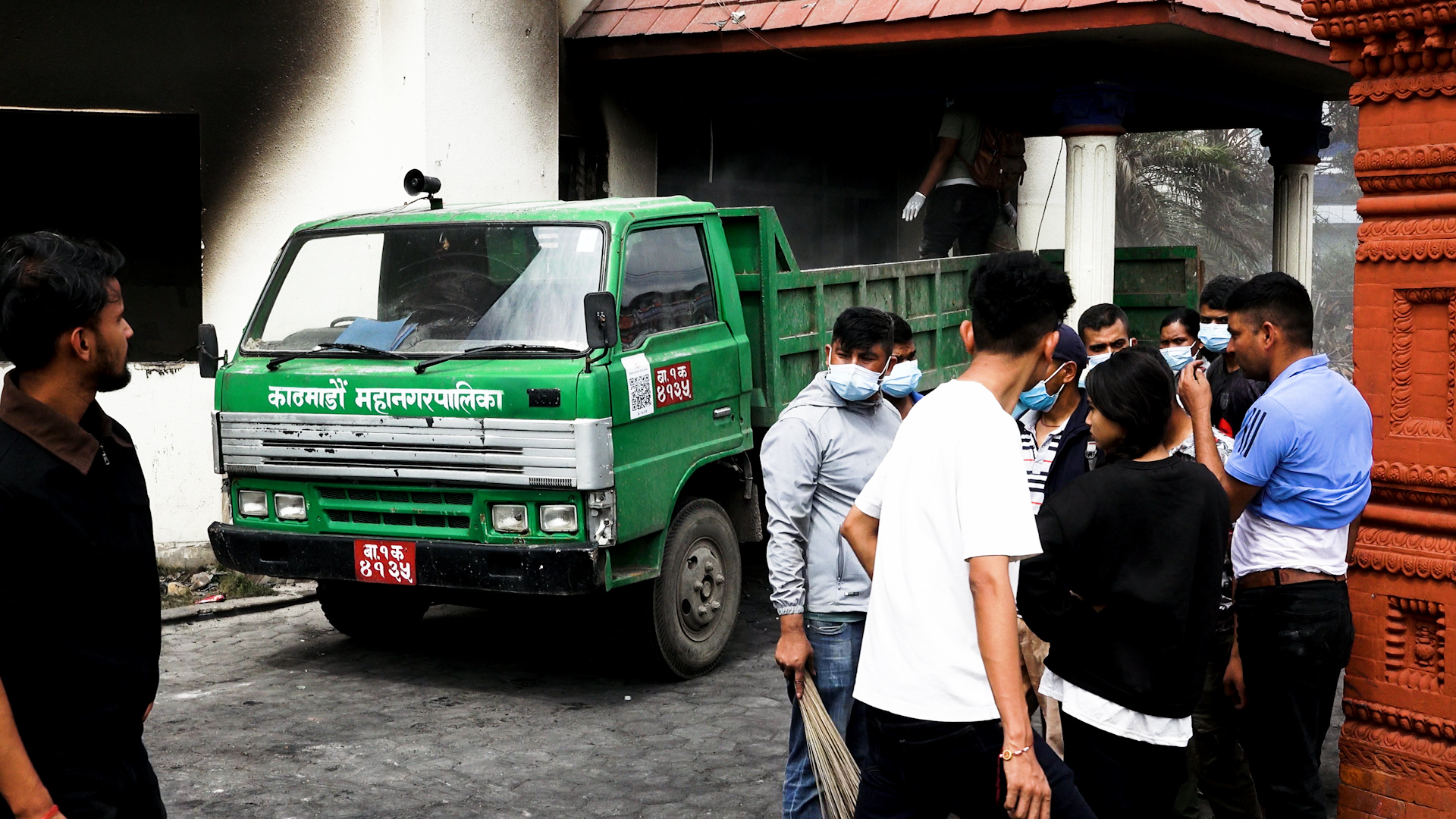 ‘जेनजी’ आन्दोलनले क्षतिग्रस्त प्रहरी प्रभाग पुनर्स्थापनामा जुटे स्थानीय
