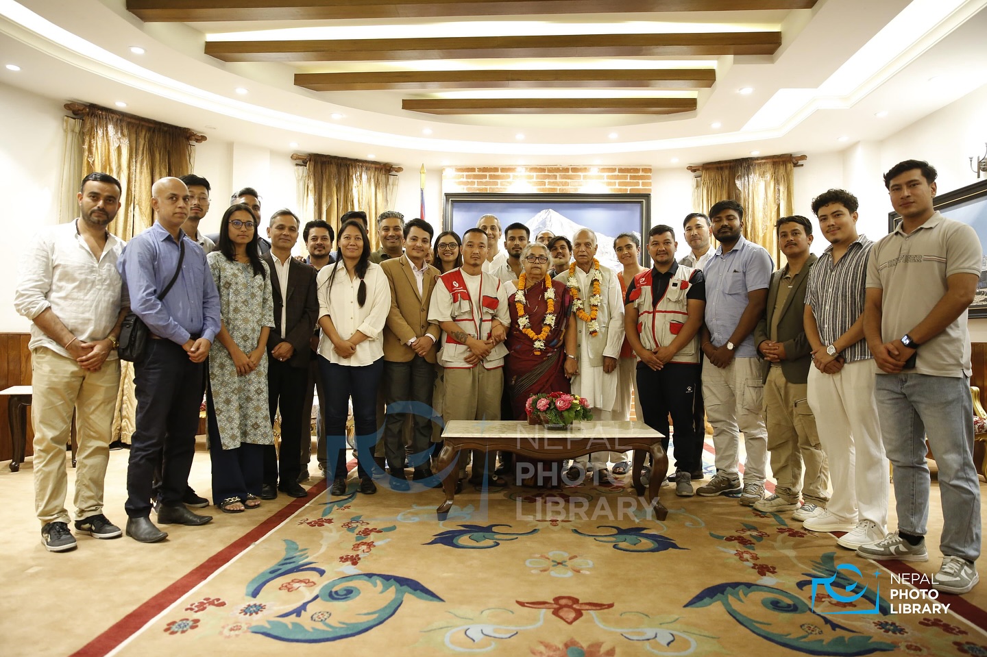 प्रधानमन्त्री सुशीला कार्कीको शपथग्रहण समारोहपछि सामूहिक रूपमा तस्वीर खिचाउँदै जेनजी आन्दोलनका अगुवालगायतका व्यक्तिहरू।