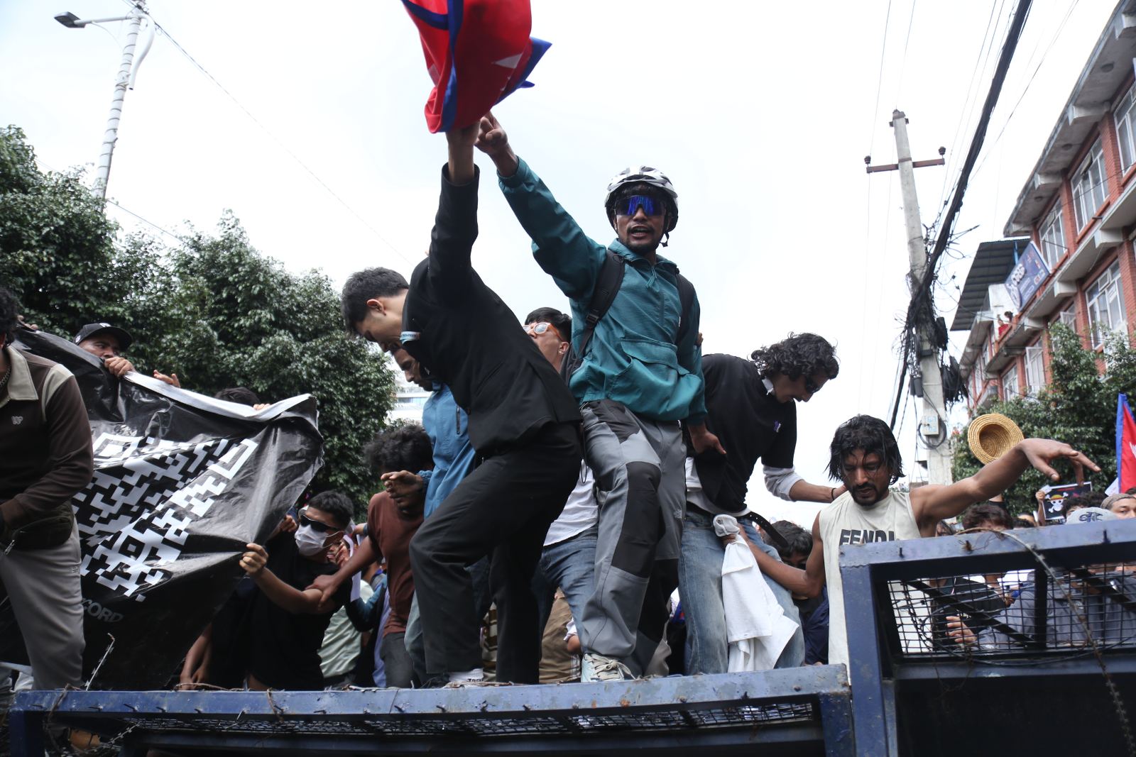 बानेश्वरतिर अघि बढे जेनजी, सुरक्षा घेरा तोड्ने प्रयास गर्दा प्रहरीको लाठीचार्ज (तस्वीरहरू)