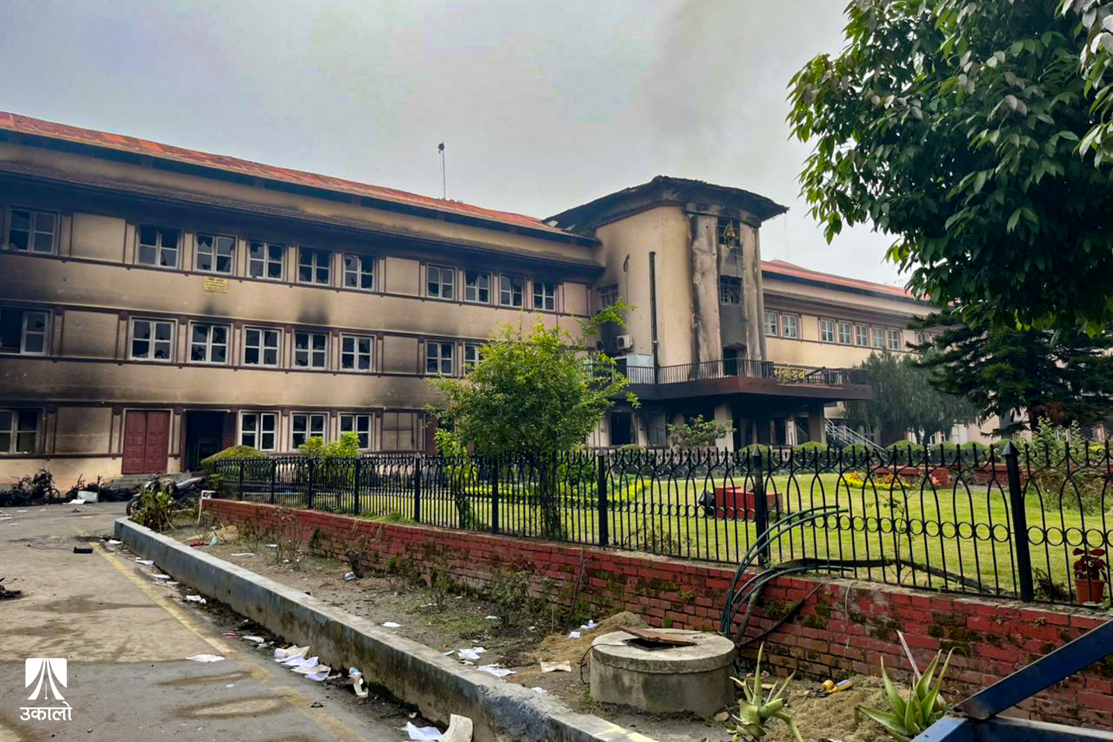 सर्वोच्च अदालतमा सुनुवाइ अनिश्चितकालका लागि स्थगित, अझै बलिरहेको छ आगो