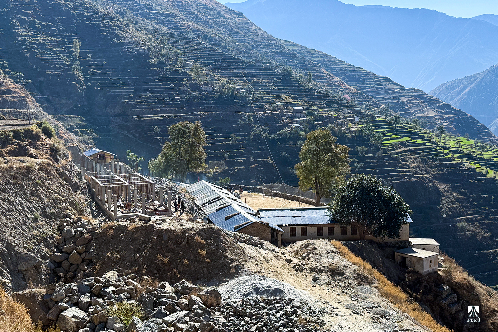 निर्माणाधीन भवन र पुरानो भवन।