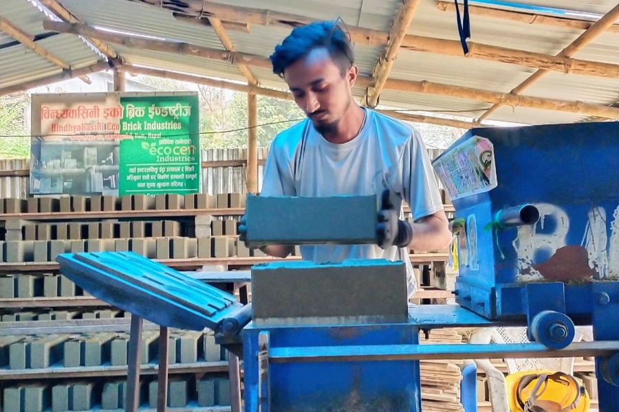 गाउँमै इँटा उद्योग चलाएर स्वरोजगार बनेका इन्जिनियर प्रमोद