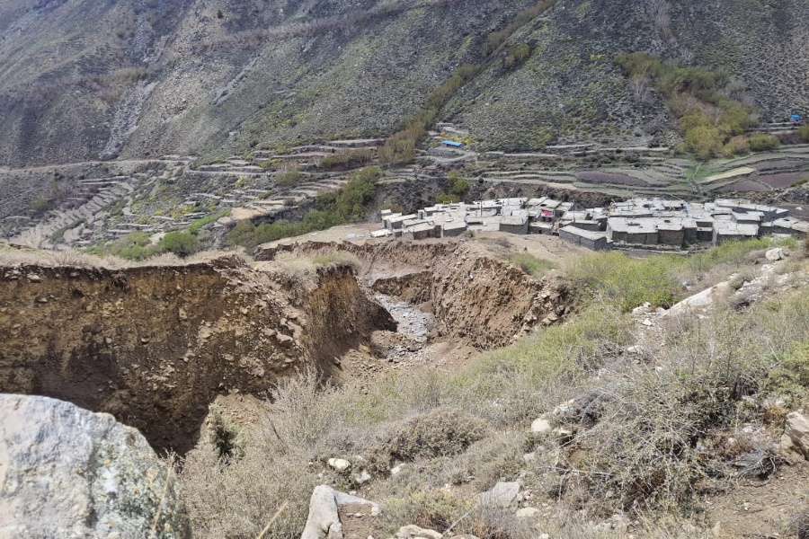 हुम्लामा ताल फुटेर आएको बाढीपछि तीलगाउँका स्थानीय त्रिपालमा 