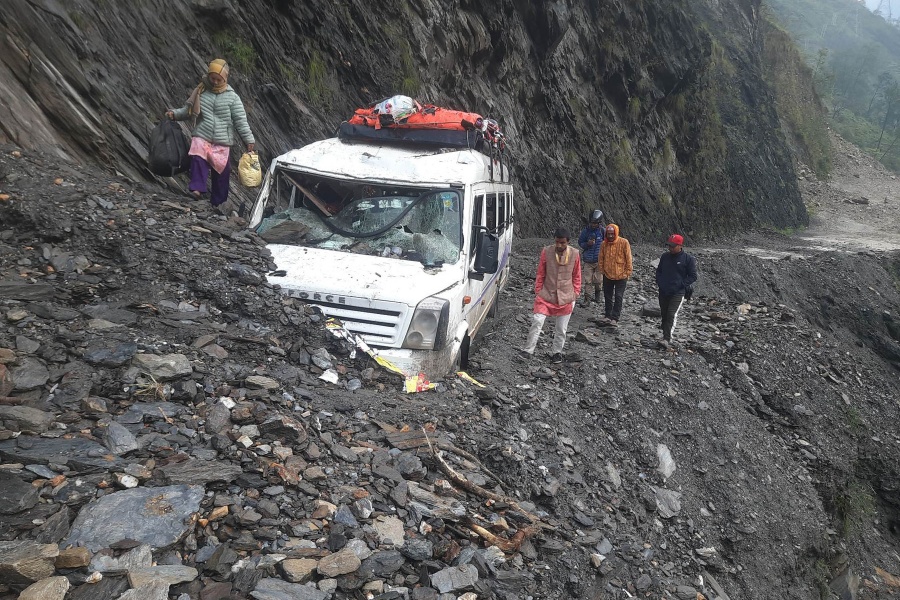 बाढीले पुल बगाएपछि बेनी–जोमसोम सडक अवरुद्ध