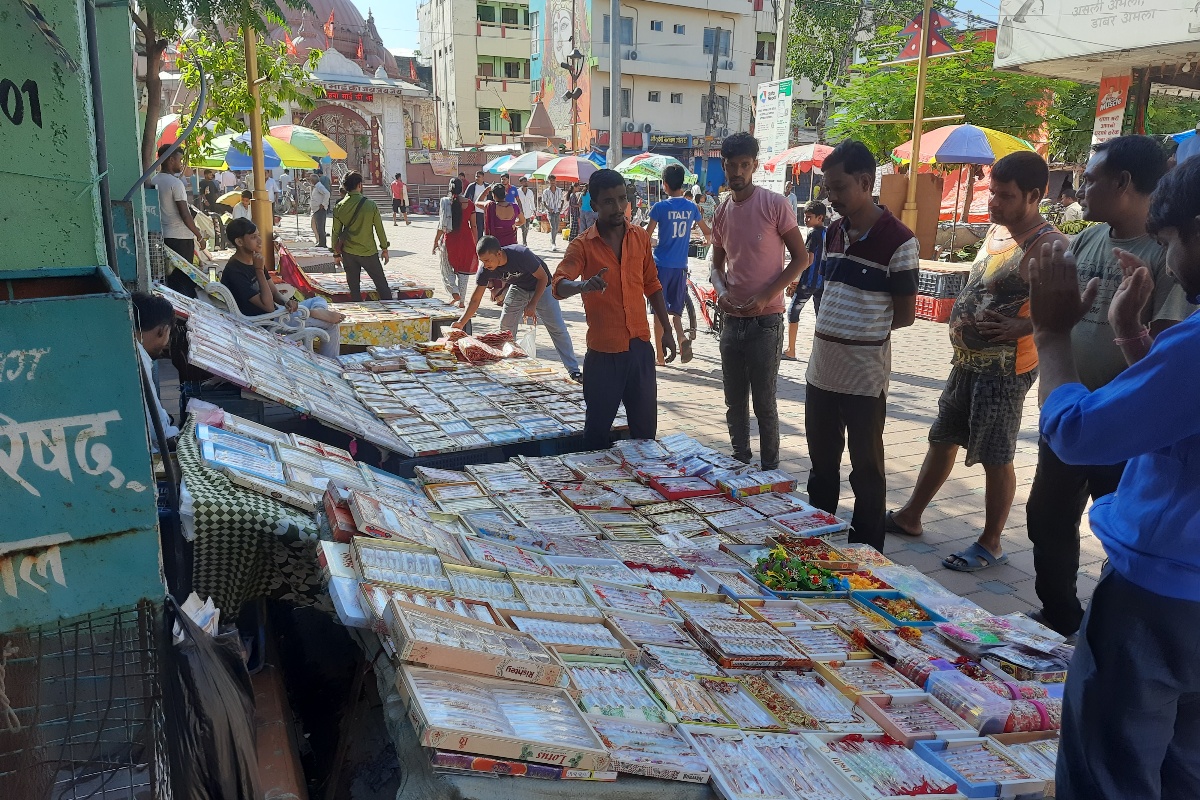 ‘रेडिमेड’ले विस्थापित गर्‍यो हातले बुन्ने राखी