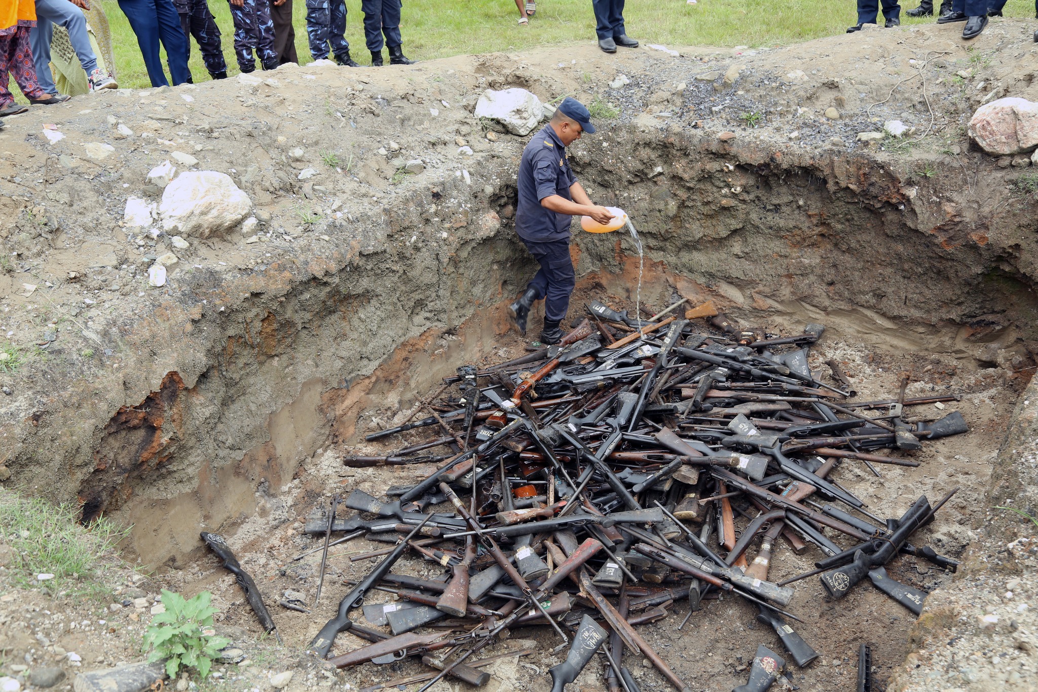 प्रहरीले गर्‍यो ८ हजार ८९६ थान हातहतियार नष्ट