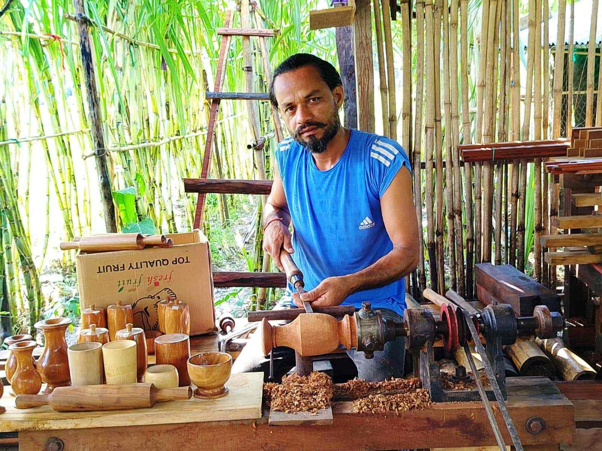 युट्युबबाट सिकेर काष्ठकला कर्ममा लागेका भक्तबहादुर