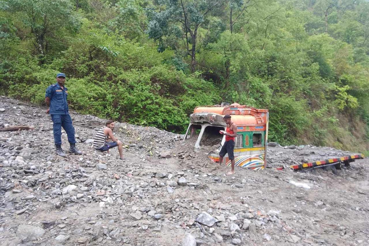 पहिरोले मध्यपहाडी लोकमार्गको खुर्कोट–घुर्मीखण्ड अवरुद्ध