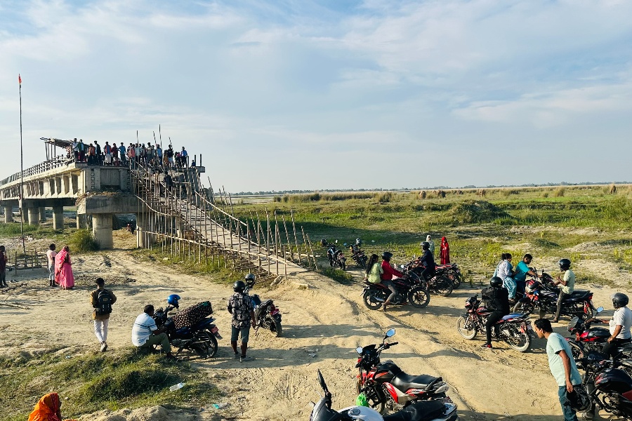 जोखिमपूर्ण बन्दै कमलाको काठेपुल