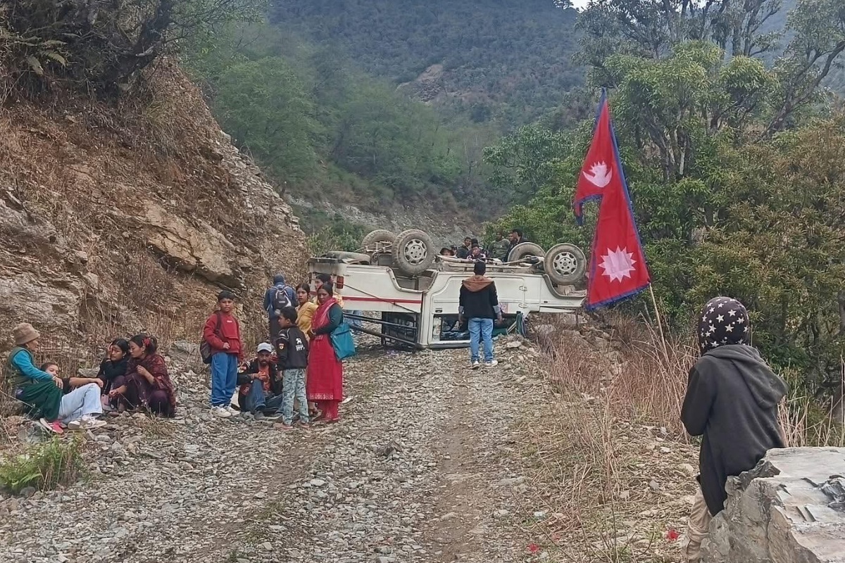 तमानखोला गाउँपालिकाका कर्मचारी सवार गाडी दुर्घटनामा ११ जना घाइते, २ को अवस्था गम्भीर