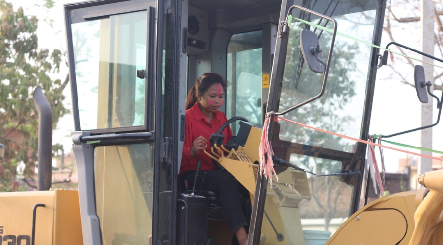 ग्रेडर मेसिन हाँक्दै अनिता