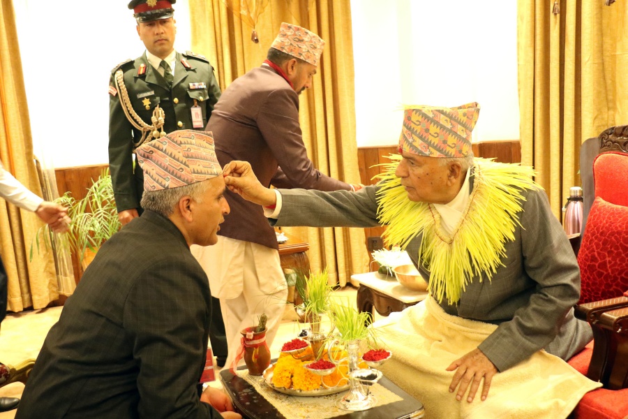 राष्ट्रपतिको हातबाट टीका ग्रहणका लागि पुगे उच्चपदस्थ अधिकारी र सर्वसाधारण