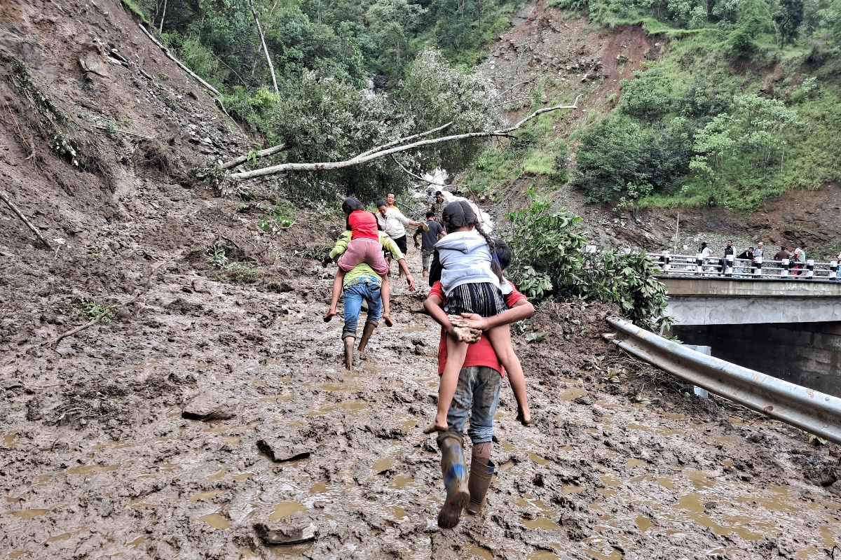 बाढीपहिरोले दिक्तेल बजारमा लाखौँको क्षति, मध्यपहाडी लोकमार्ग अवरुद्ध
