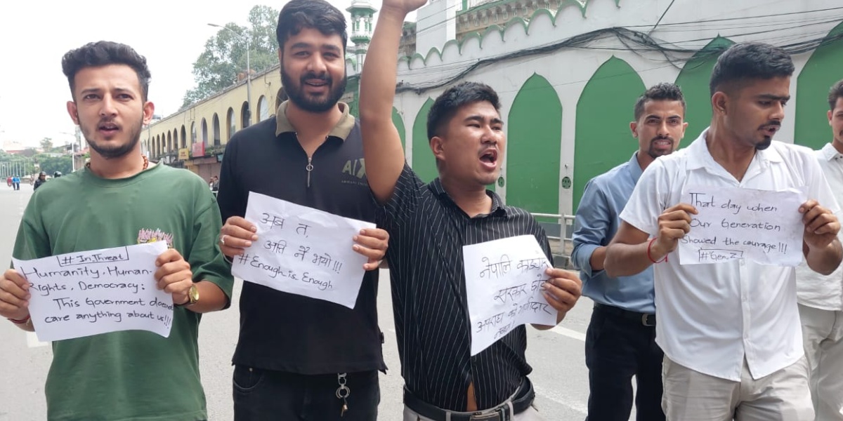 कर्फ्यु अवज्ञा गर्दै प्रदर्शनकारी सडकमा [तस्वीरहरू]