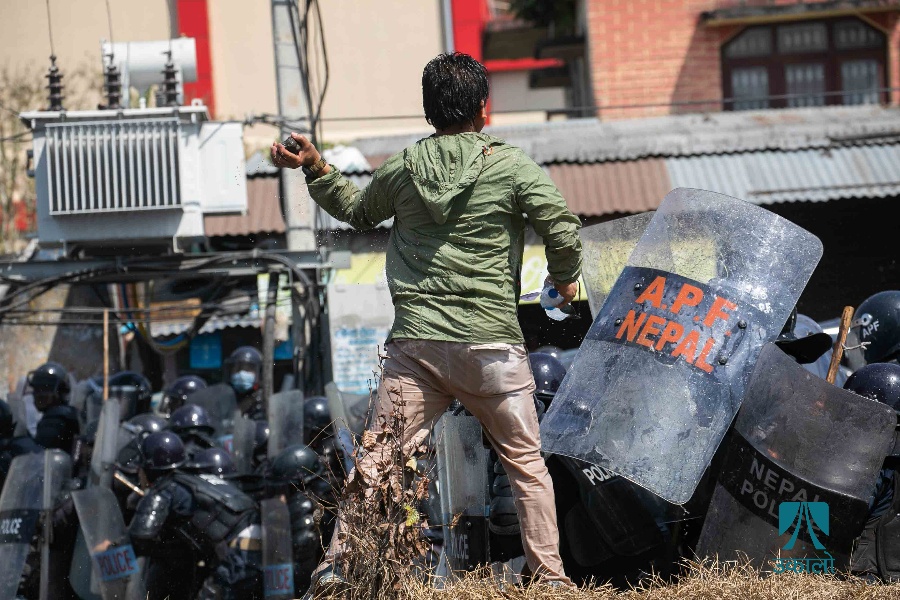 विराटनगरमा प्रहरी र प्रदर्शनकारीबीच झडप [तस्वीरहरू]