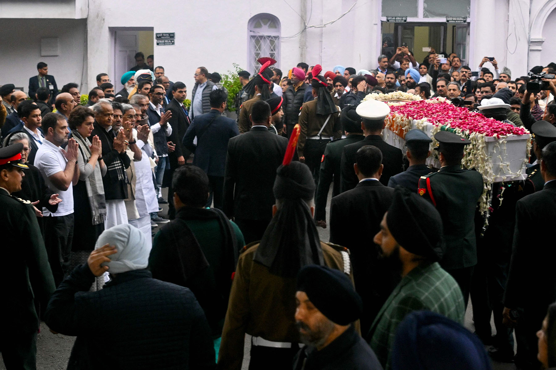 भारतीय पूर्वप्रधानमन्त्री सिंहको राजकीय सम्मानसाथ अन्त्येष्टि