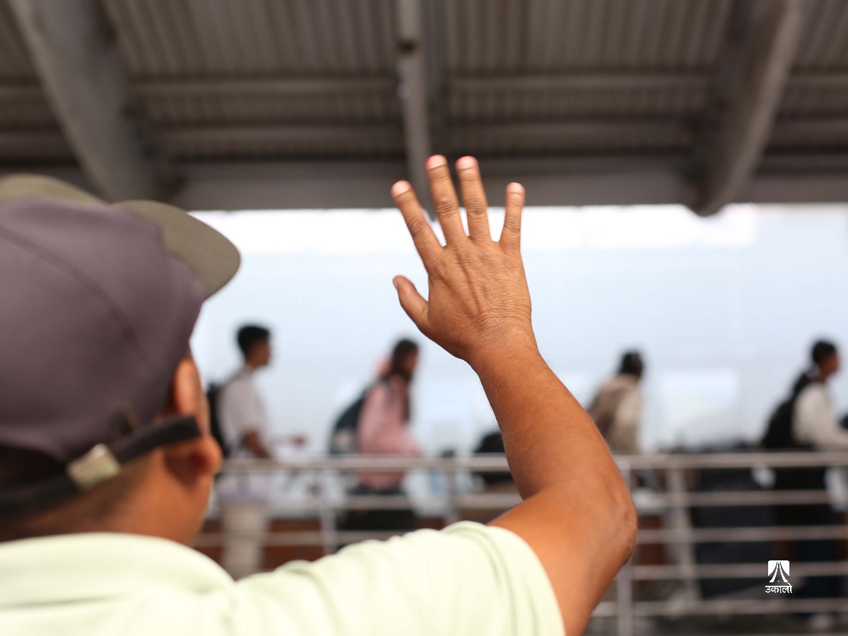 सन्तान छाडेर श्रम गर्न बिदेसिँदै आमाहरू, भन्छन् – घर चलाउन घरै छाड्नुपर्‍यो