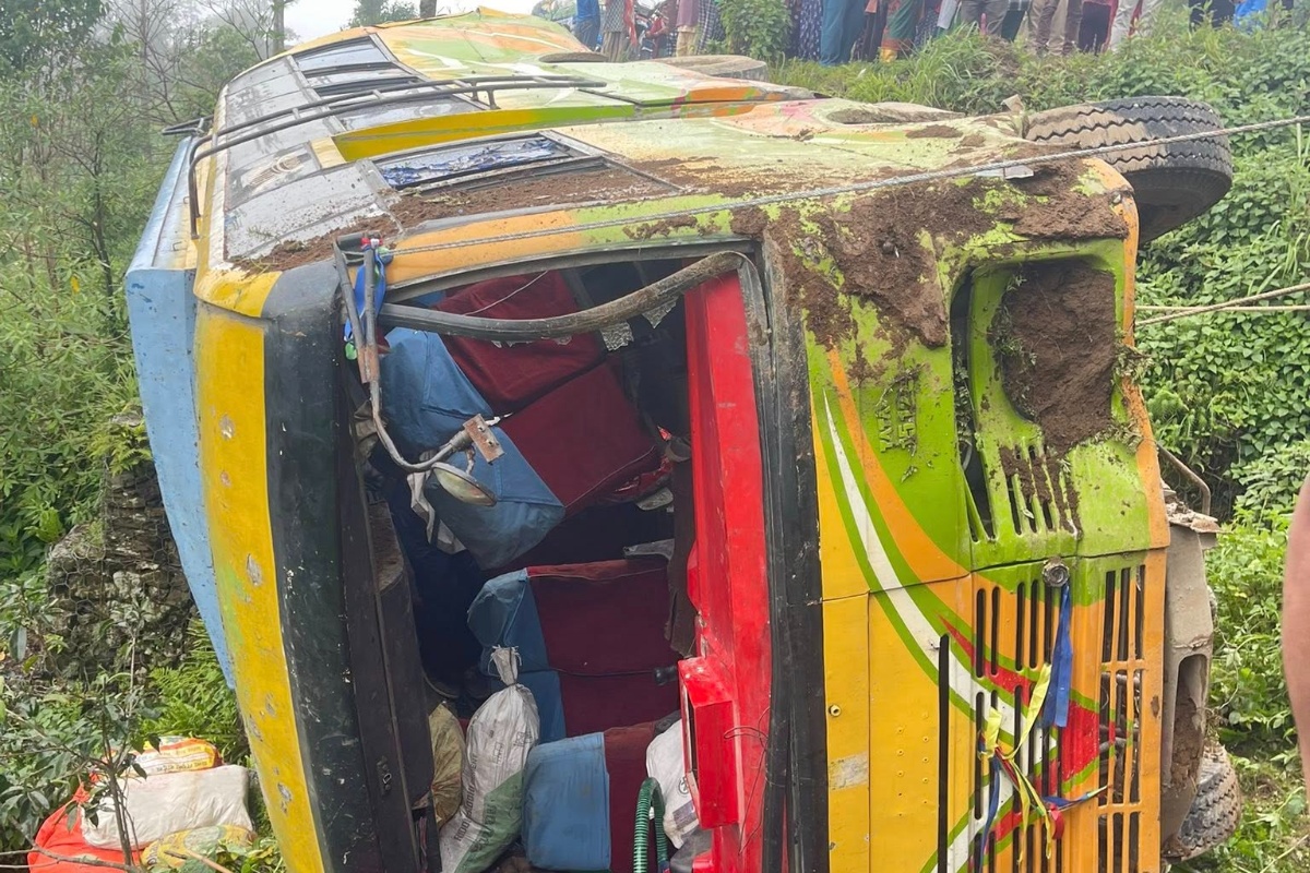 संखुवासभामा बस दुर्घटना हुँदा १४ जना घाइते, १ को अवस्था गम्भीर