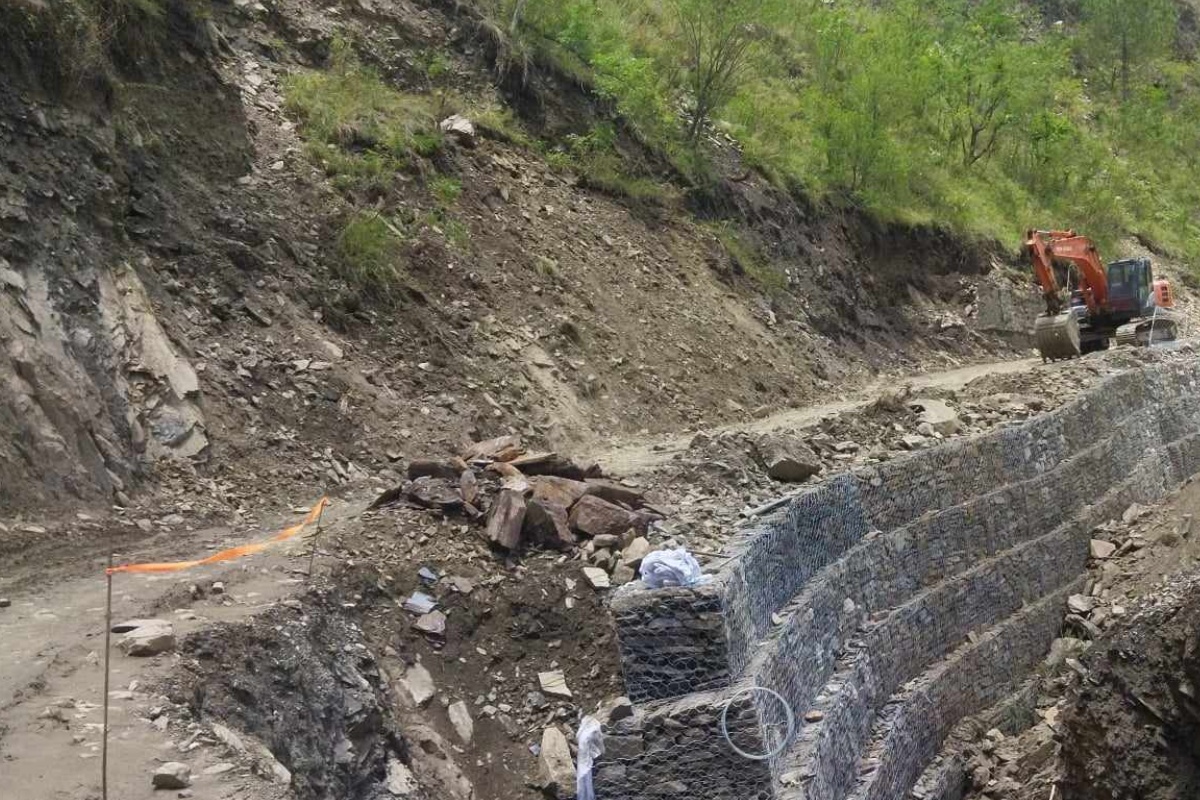 पहिरोले अवरुद्ध केआईसिंह राजमार्ग एकतर्फी सुचारु