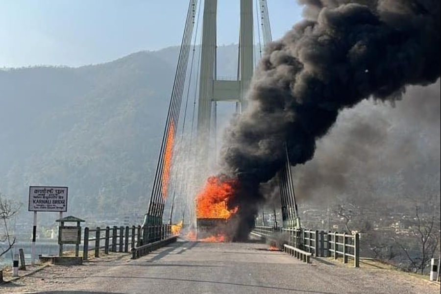 कर्णालीको पुलमा ट्रकमा लाग्यो आगो