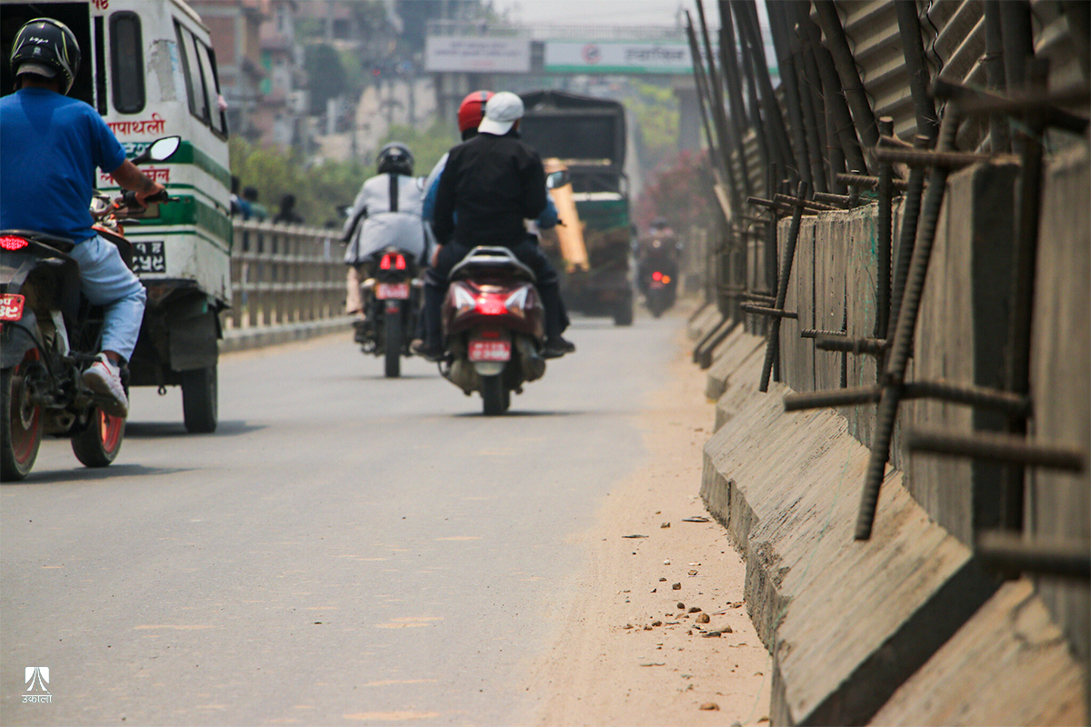 फ्लाइओभर निर्माणमा लापरबाहीले सर्वसाधारणलाई जोखिम (तस्वीरसहित)