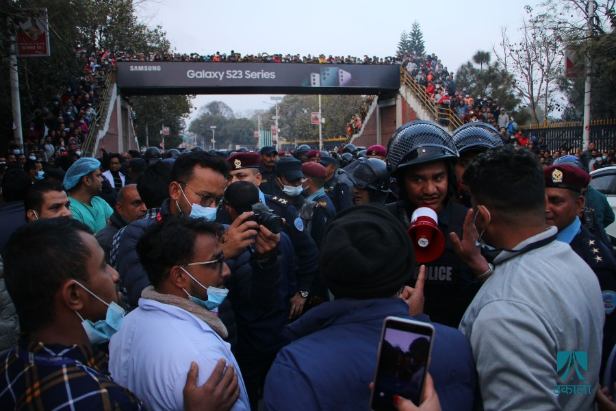 चिकित्सकमाथि कुटपिटको विरोधमा आइतबार स्वास्थ्य सेवा बन्द गर्ने संघको निर्णय