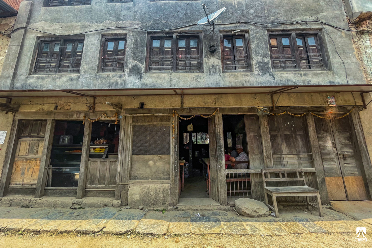 तीन पुस्ता गुजारेको चापागाउँको ८५ वर्ष पुरानो मिठाइ पसल