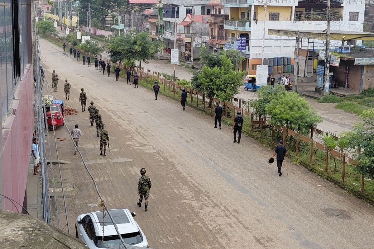 सेनाले लगायो देशभर कर्फ्यु