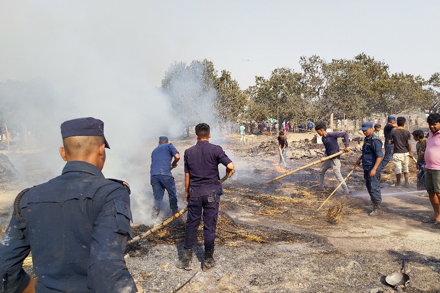 महोत्तरीको मटिहानीमा लागेको आगो ६ घण्टापछि नियन्त्रणमा, १०० भन्दा बढी घर जले
