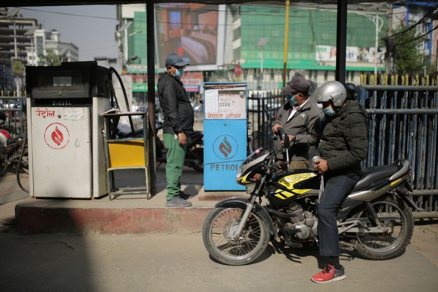 आयल निगमले पेट्रोलियम पदार्थको मूल्य यथावत् राख्ने