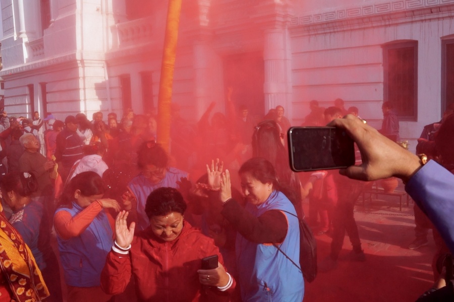 पहाडी क्षेत्रमा मनाइँदै होली, अनुमतिबिना रङ लगाए कारबाही