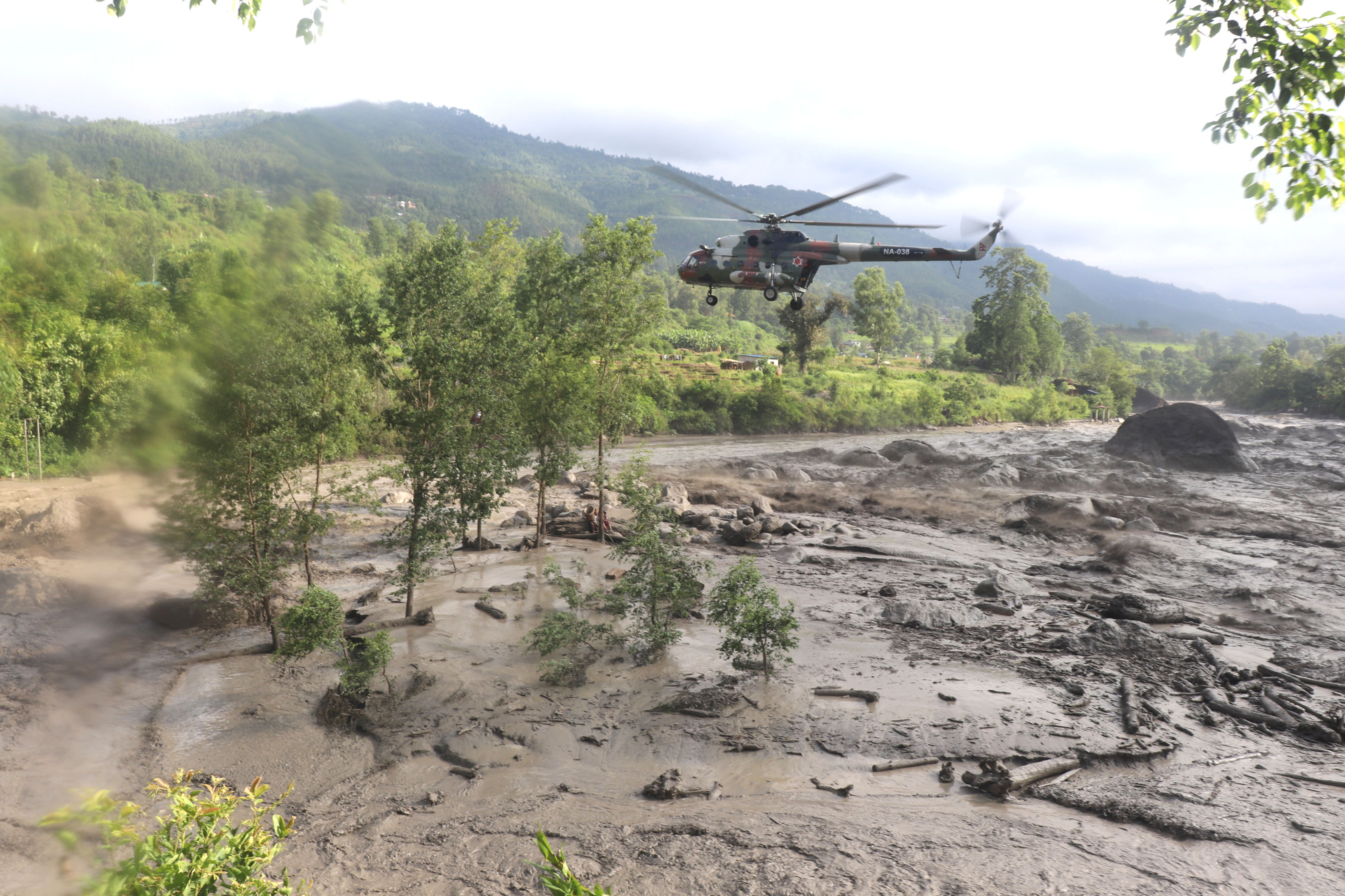 ल्हेंदे खोलाको बाढीमा फसेका ५७ जनाको उद्धार