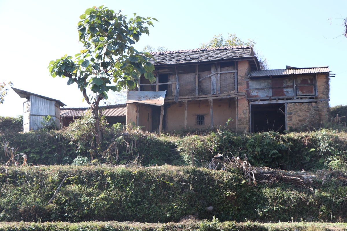 मान्छेबेगरका घरहरू : ढोकामा ताल्चा, आँगनमा झाडी