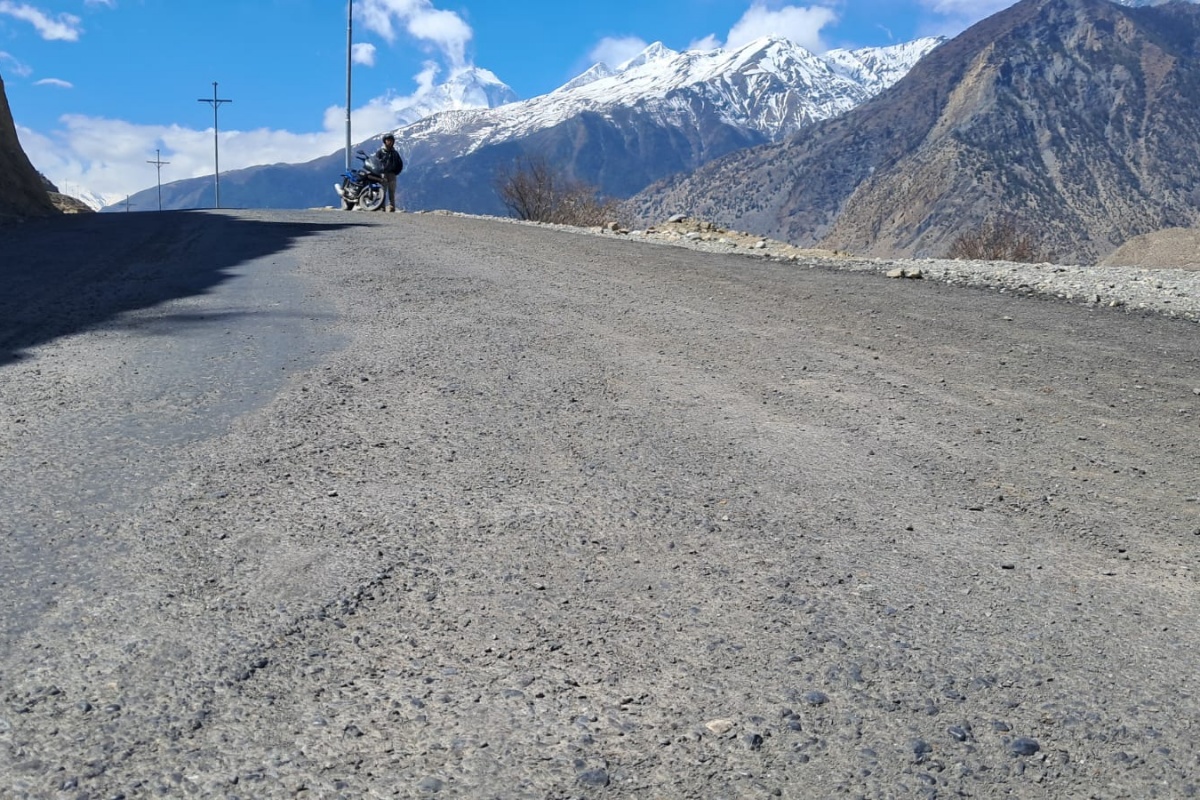 घरपझोङ सडक कालोपत्रमा ठेकेदारको बदमासी