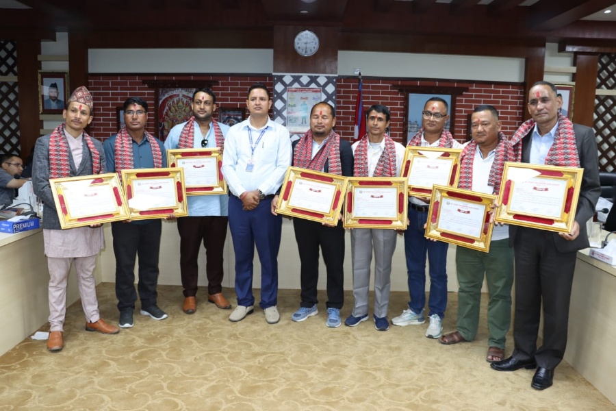 वैदेशिक रोजगारीबाट फर्केर व्यवसाय गरिरहेका ८ उद्यमी पुरस्कृत