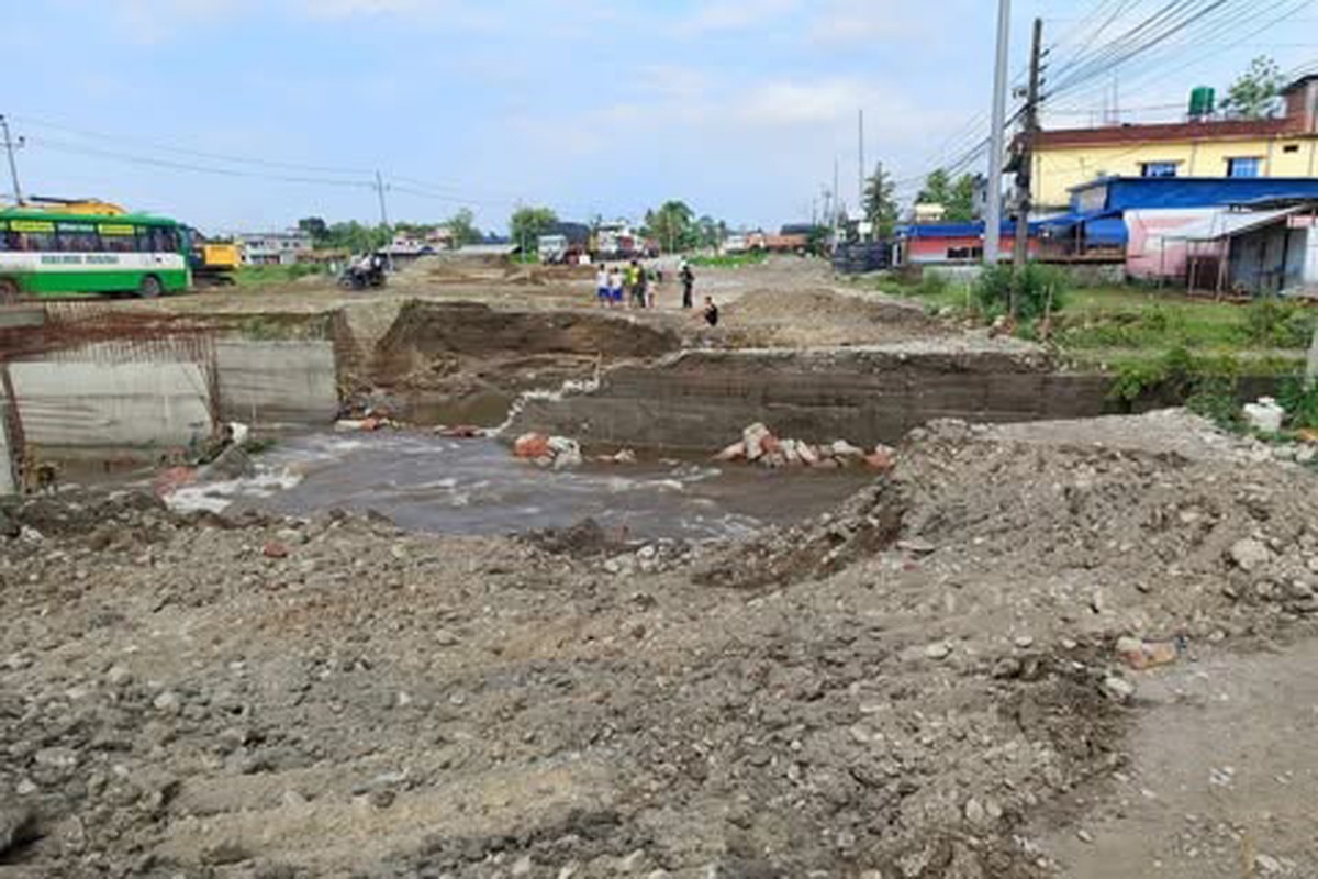 झापामा बाढीले डाइभर्सन बगाएपछि पूर्व–पश्चिम राजमार्ग अवरुद्ध