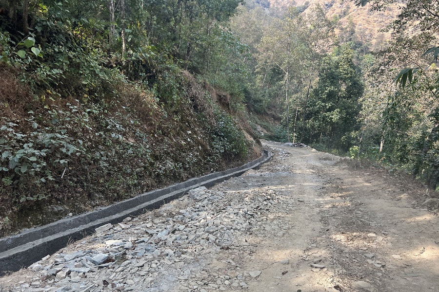 स्थानीयले रकम संकलन गरेर निर्माण गरेको सडक १५ वर्षपछि स्तरोन्नति