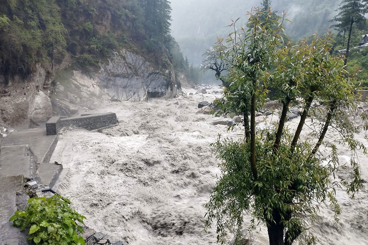 गाउँ जोगाउन लगाएको तालगाउँको पर्खाल भत्कियो