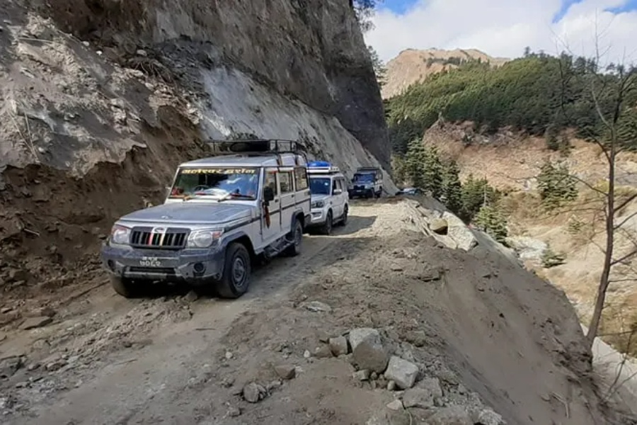 बेनी–जोमसोम सडकमा पहिरो, सवारी र यात्रुलाई जोखिम