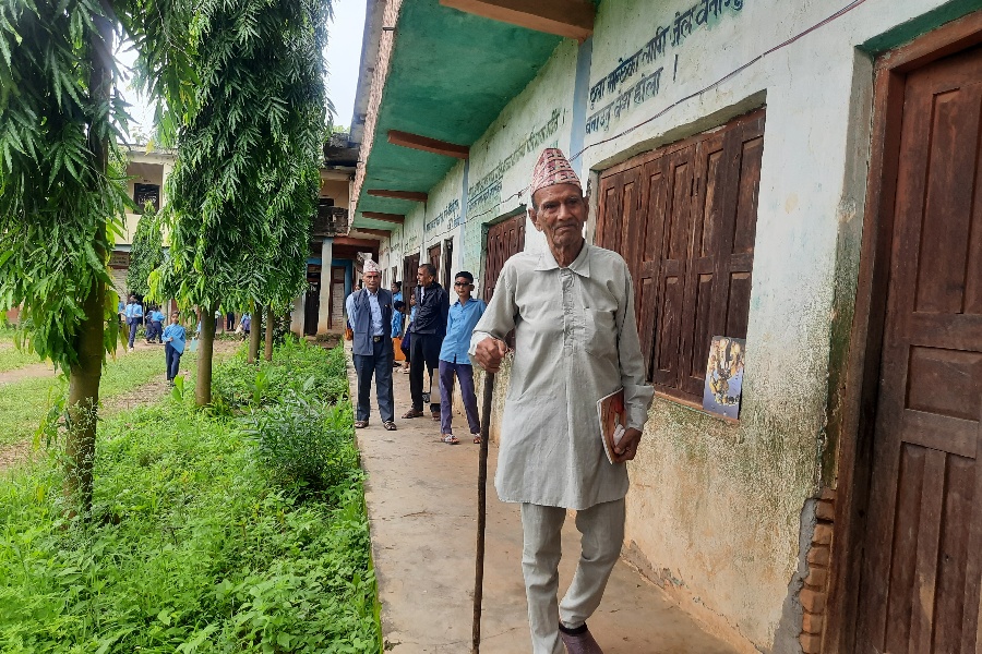 ९० वर्षीय प्रेमबहादुर कक्षा १ मा, भन्छन्– केही सिकौँ भनेर पढ्न थालेको हुँ 