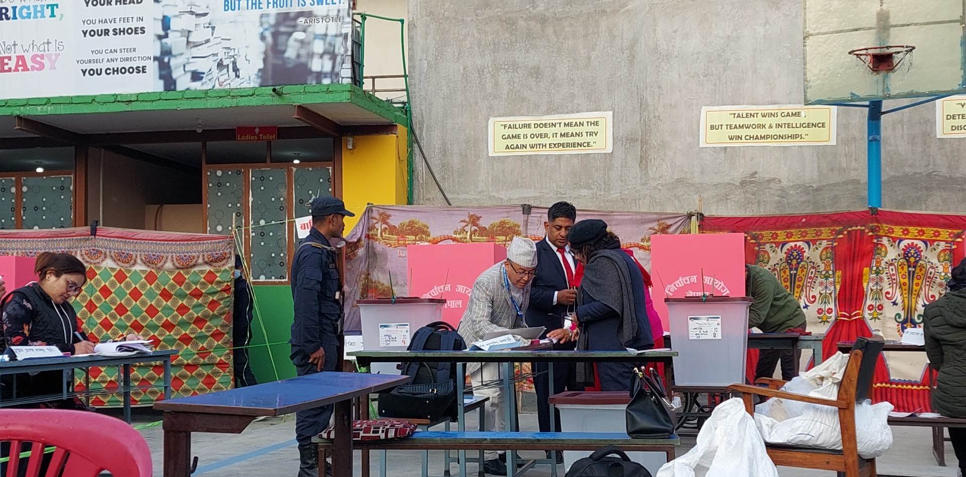 प्रमुख निर्वाचन आयुक्तले गरे भक्तपुरबाट मतदान