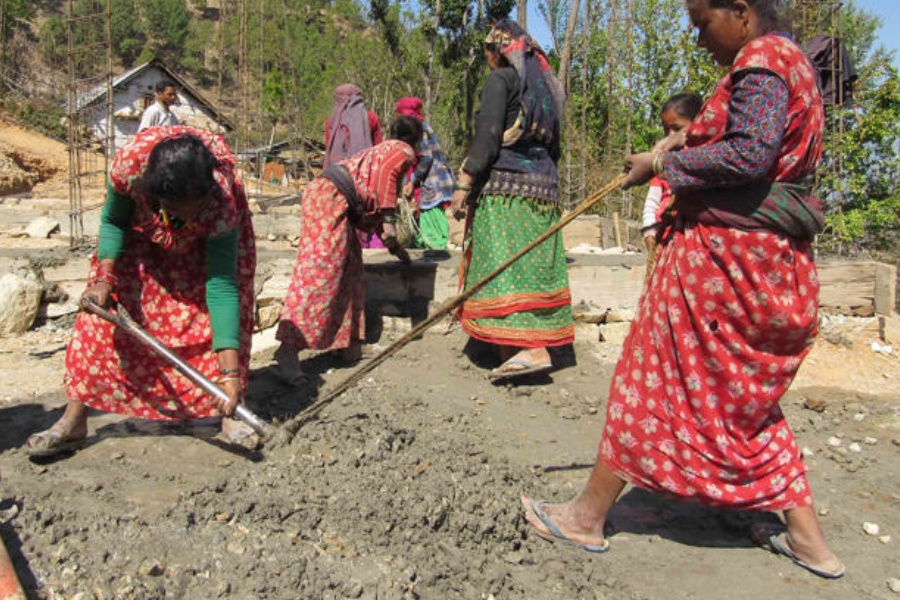 श्रमिक महिलाको गुनासो– काम पुरुष सरह, ज्याला किन थोरै?