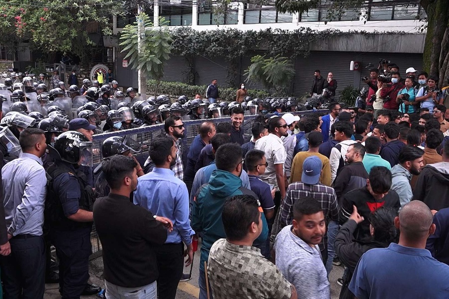 इन्जिनियरिङ अध्ययन संस्थानको शुल्कवुद्धि फिर्ता गर्न माग गर्दै बालुवाटारमा प्रदर्शन